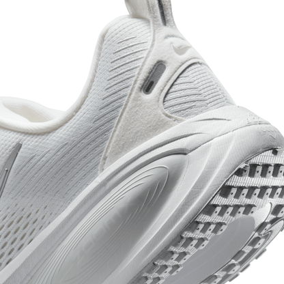 Vomero 18 Women's :White | Metallic Silver Photon Dust